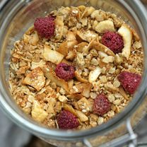 Skrudintų sezamų granola su kokosais ir avietėmis (be glitimo)