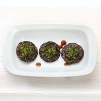 Superkąsniai – juodųjų sezamų krekeriai su arbatžolėmis