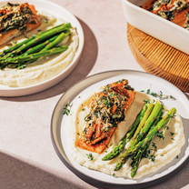 Lašiša su ožkos sūriu, špinatais ir saulėje džiovintais pomidorais