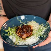 Тушеная курица с имбирём, горчичной пастой и рисом