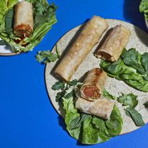 Springrolai su augalinėmis dešrainių dešrelėmis