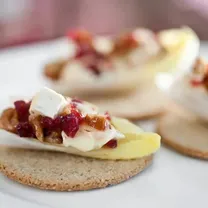 Закуска с сыром и клюквой