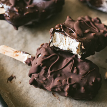 Snikera siera kūkas saldējums