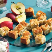 Õunapiruka kihid vaarika- ja tahinikastmega