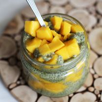 Matcha ir chia pudingas su mangais 