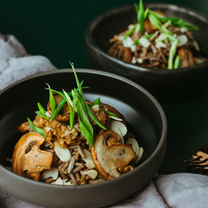 Griķu spageti ar šampinjoniem un mandeļu mērci