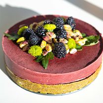 Veselīga pistāciju un melleņu torte