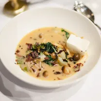 Miso ramen nuudlite, kuivatatud shiitake seente ja siidise tofuga