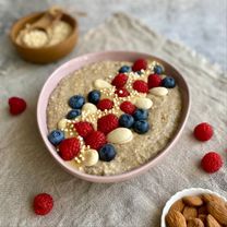 Kaerahelbepuder marjade ja pähklikreemiga