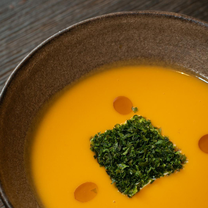 Moliūgų sriuba su miso ir šilkiniu tofu