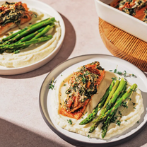 Lasis ar kazas sieru, spinātiem un saulē kaltētiem tomātiem