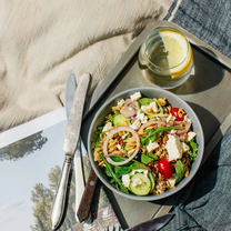 Pastasalat fetajuustu ja kreeka pähklitega