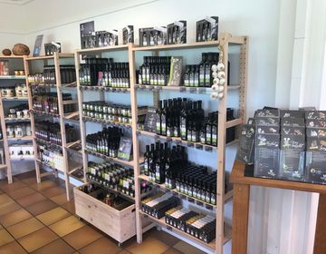 Сад с попугаями и кокосовым маслом