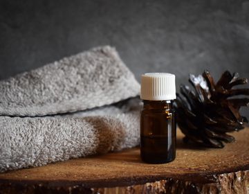 Rīcineļļa skaistumam: 10 veidi, kā to izmantot matu un ādas kopšanai