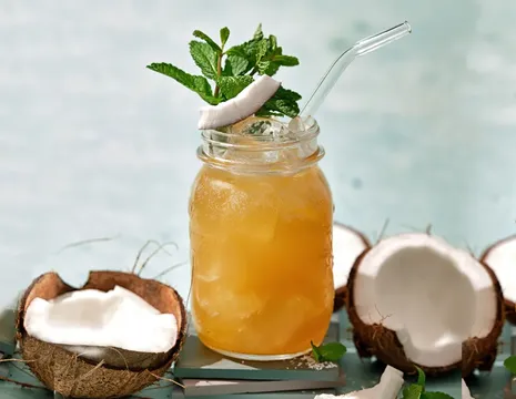 Безалкогольный коктейль из кокоса и мяты