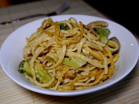 Спагетти с брокколи под грибным соусом