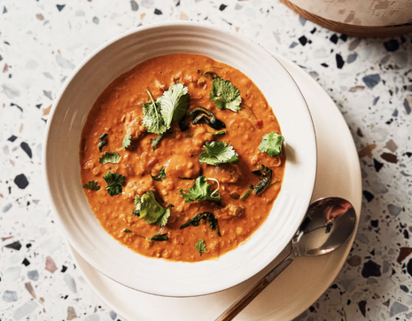 Valgurikas läätse, kana ja kõrvitsa karri poole tunniga