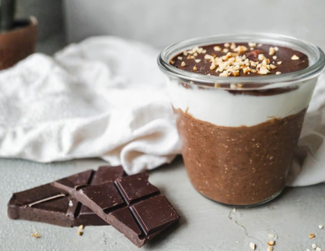 Šokoladinė pernakt brinkinta avižinė košė su chia sėklomis