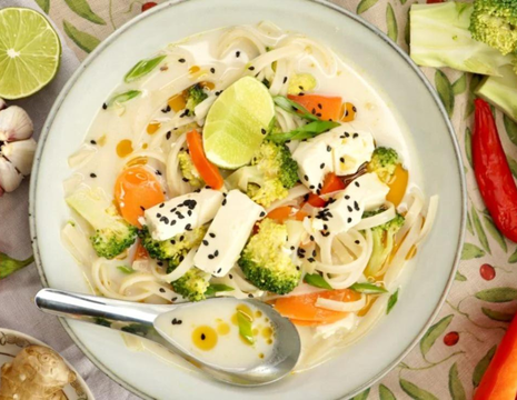 Daržovių miso sriuba su tofu ir makaronais