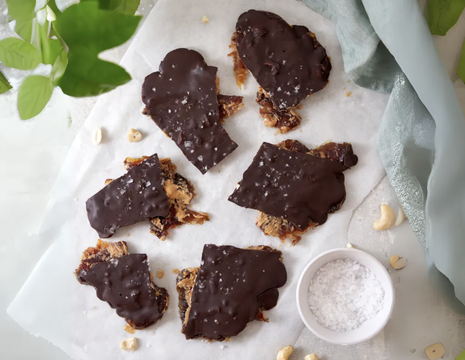 Vegānisks dateļu un riekstu krēma deserts
