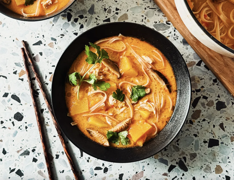 Aasia ühe paja kõrvitsa- ja kanasupp riisinuudlitega