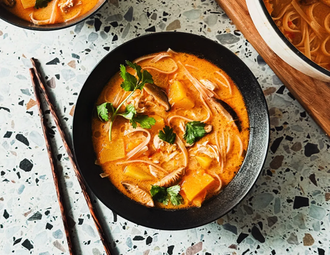 Āzijas viena katla ķirbja un vistas zupa ar rīsu makaroniem