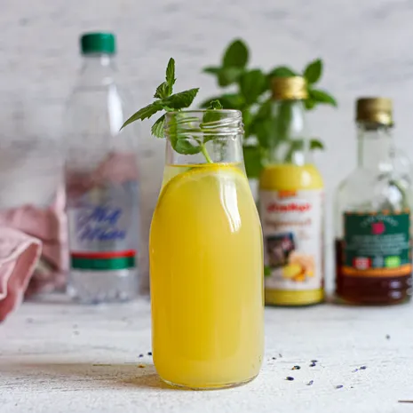 Mājās gatavota limonāde ar ingvera sulu