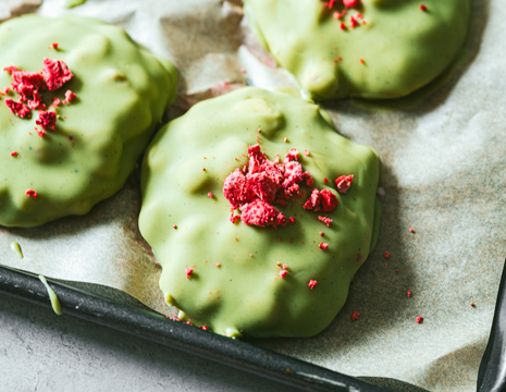 Šaldytas braškių ir matcha desertas