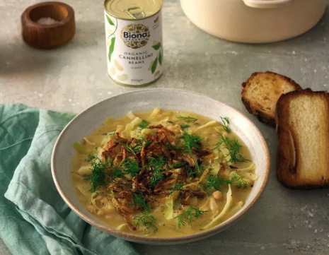 Vegānisks sautējums ar pupiņām un kāpostiem