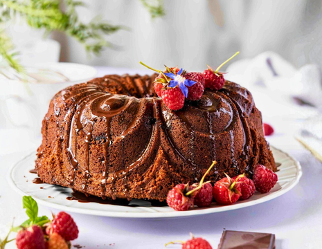 Keksas su juoduoju šokoladu ir avietėmis