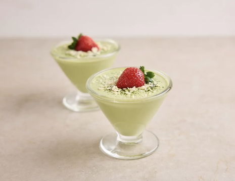 Japāņu mača tējas un baltās šokolādes putas