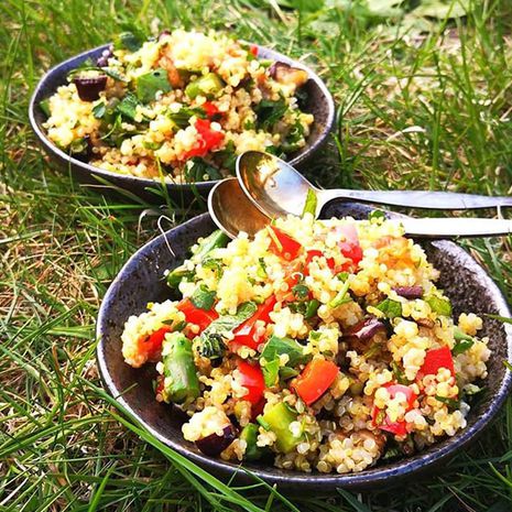 Kvinojas salāti ar ceptu papriku un piparmētru