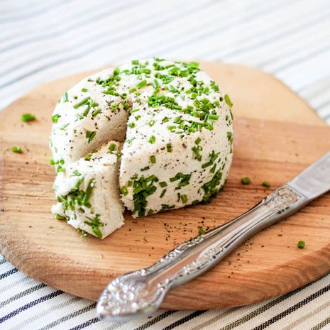 Veganiškas/žaliavalgiškas anakardžių sūris su laiškiniais česnakais