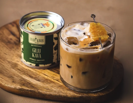 Aukstā ozolzīļu latte ar medu