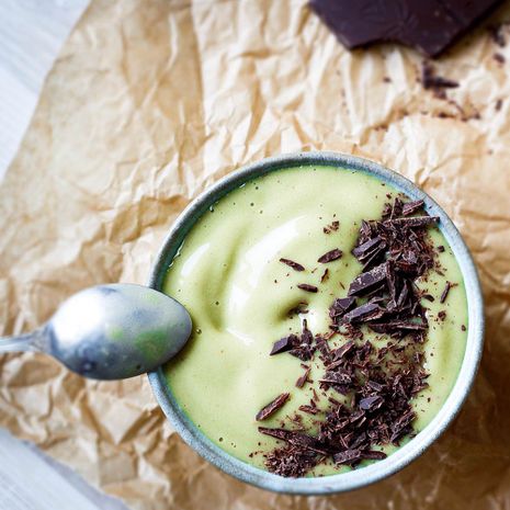 Rohelise matcha-tee jäätis šokolaaditükkidega