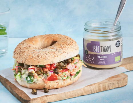 Beigelis ar dārzeņu salātiem un tahini mērci