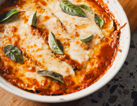 Cukinijų, pomidorų ir sūrio apkepas „Parmigiana“