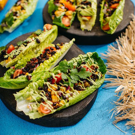 Salati-taco mustade röstitud ubade, koriandri ning laimikastmega