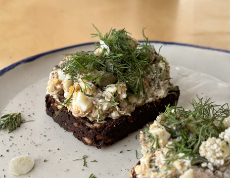 Rudzu maizes grauzdiņš ar sardīnēm un olu