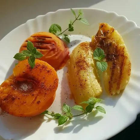 Десерт - персики и бананы на гриле с корицей