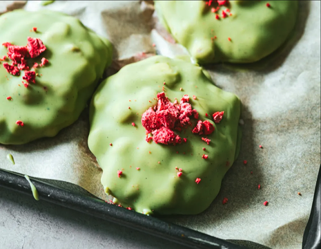 Külmutatud maasika ja matcha dessert