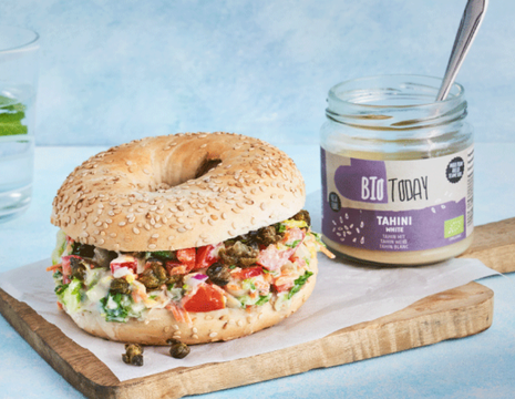 Beigeliai su daržovių salotomis ir tahini padažu